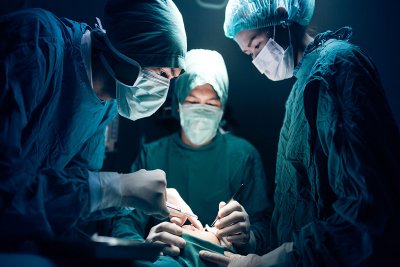 جراح مغز و اعصاب عراقی با وجود بازنشستگی، صدها عمل جراحی رایگان برای بیماران انجام می دهد