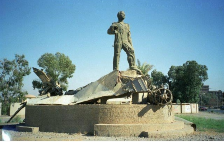 مجسمه خلبان عبدالله لعیبی 